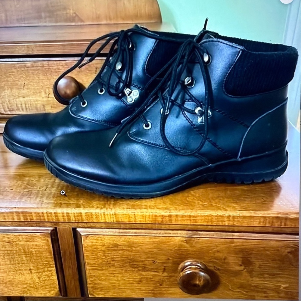 Wanderlust women’s Boston black faux leather lace up ankle boots 12N